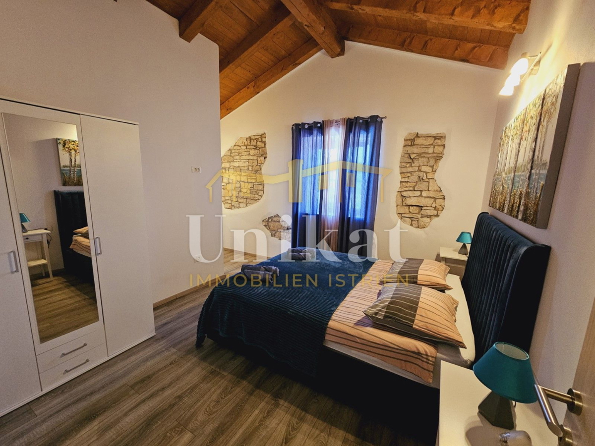 Tenuta con casa in pietra ristrutturata, giardino e piscina